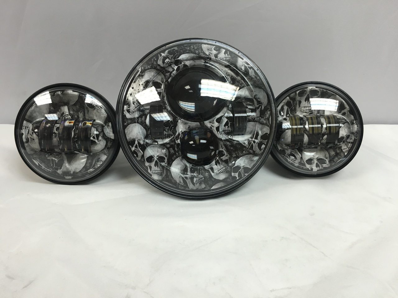 7" DAYMAKER SKULL DESIGN Headlight Dual 4.5" - 4 1/2" Auxiliary Spot Passing LED Fog Lights Bulb Harley SET