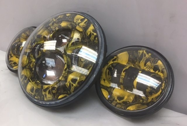 7" DAYMAKER YELLOW SKULL DESIGN Headlight   Dual 4.5" - 4 1/2" Auxiliary Spot Passing LED Fog Lights Bulb Harley SET
