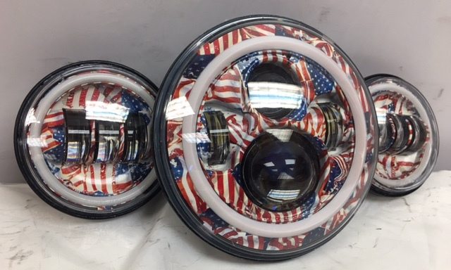 7" DAYMAKER AMERICAN FLAGS DESIGN Headlight   Dual 4.5" - 4 1/2" Auxiliary Spot Passing LED Fog Lights Red Halo Bulb Harley SET