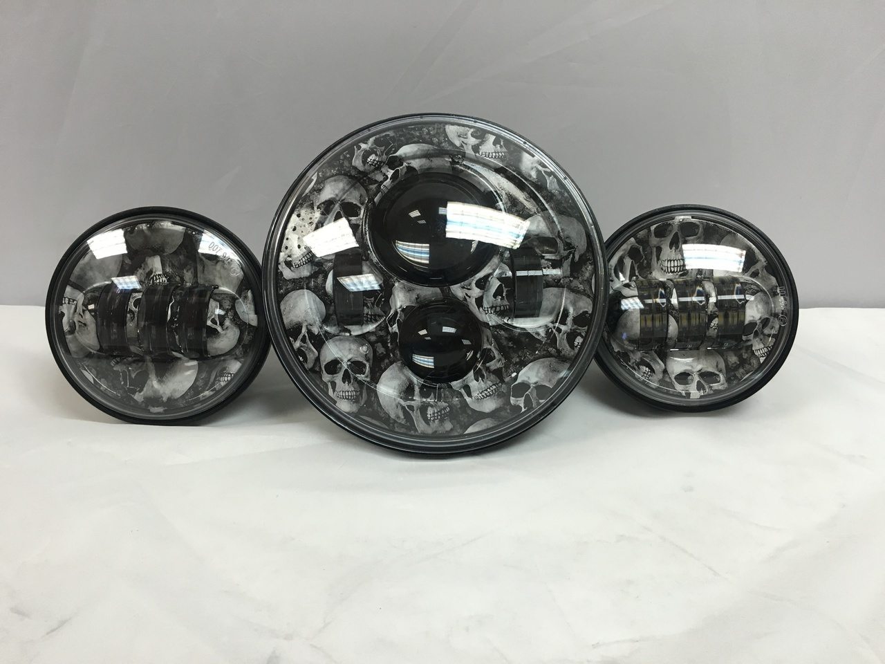 7" DAYMAKER SKULL DESIGN Headlight   Dual 4.5" - 4 1/2" Auxiliary Spot Passing LED Fog Lights Bulb Harley SET